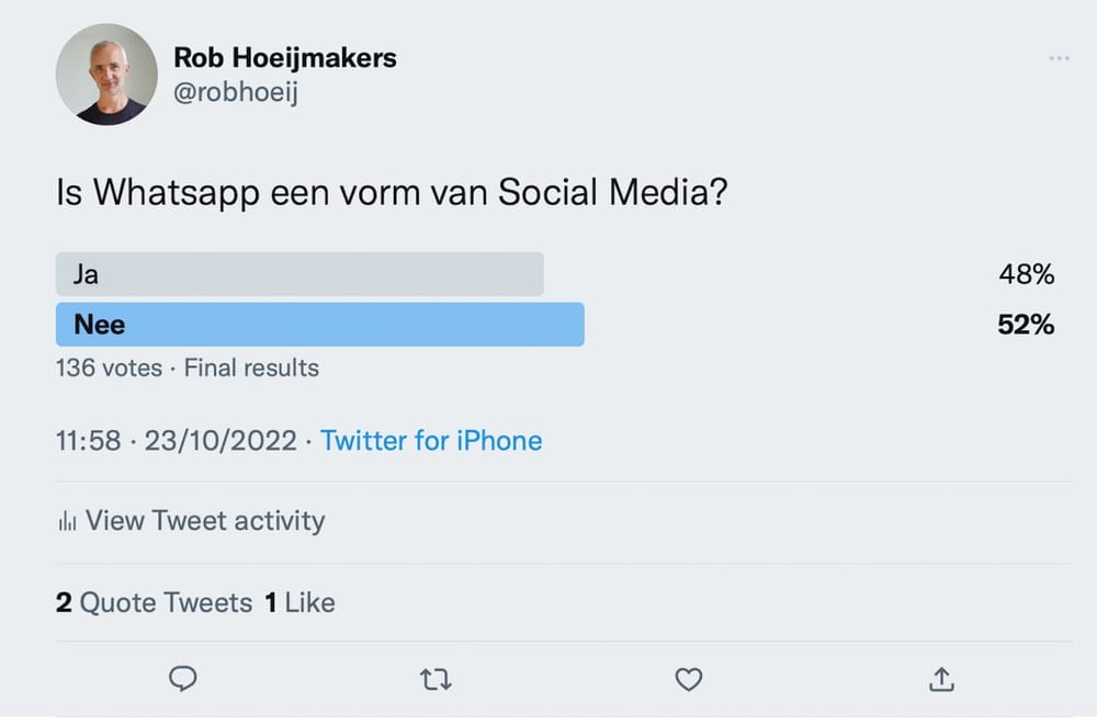 Is WhatsApp een sociaal medium? Of is WhatsApp een social media? Afbeelding van een peiling in Twitter over deze vraag.