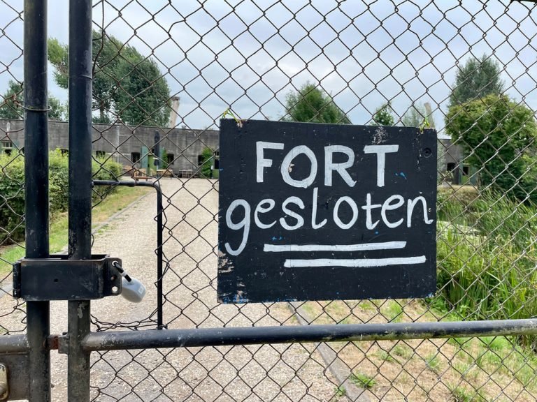 Foto van een fort dat gesloten is. Toch is een betaalmuur vaak te omzeilen.