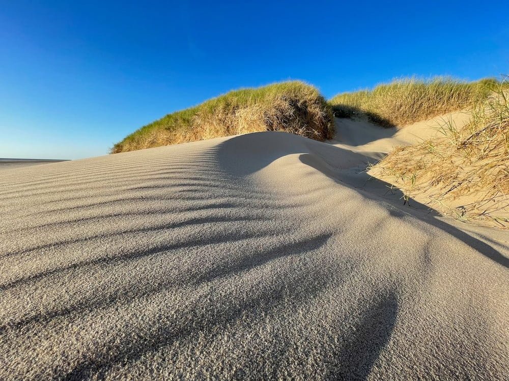 Zand, lucht en sporen van de wind. MarTech is een combinatie van meerdere invloeden.