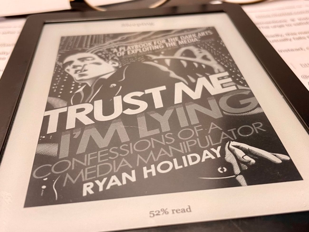 E-book van Ryan Holiday. Ttust me, I'm lying op een Kobo Clara e-reader.